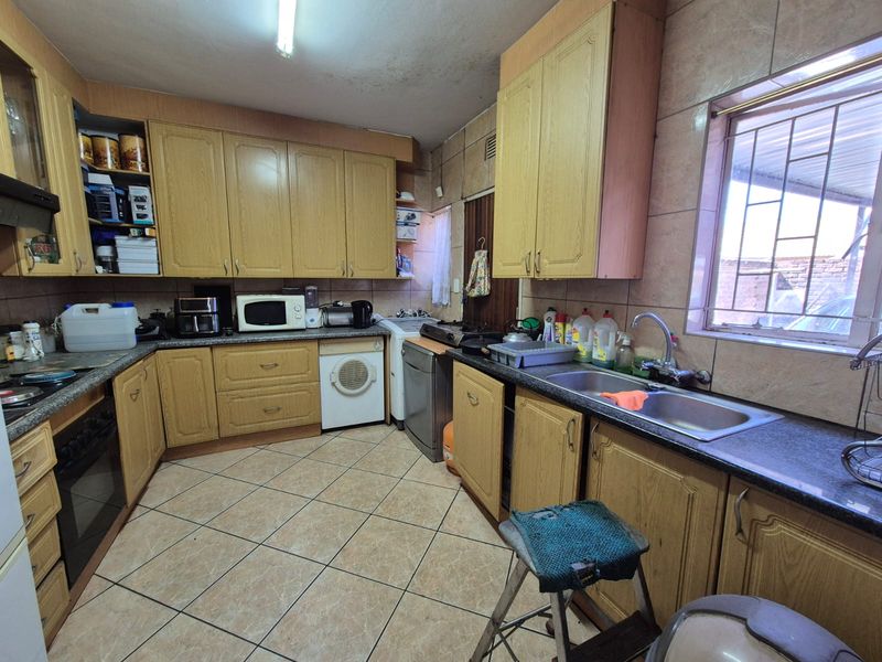 !TOWNHOUSE FOR SALE!  !Charming 3-bedroom townhouse with open-plan lounge and dining area! - Photo 3