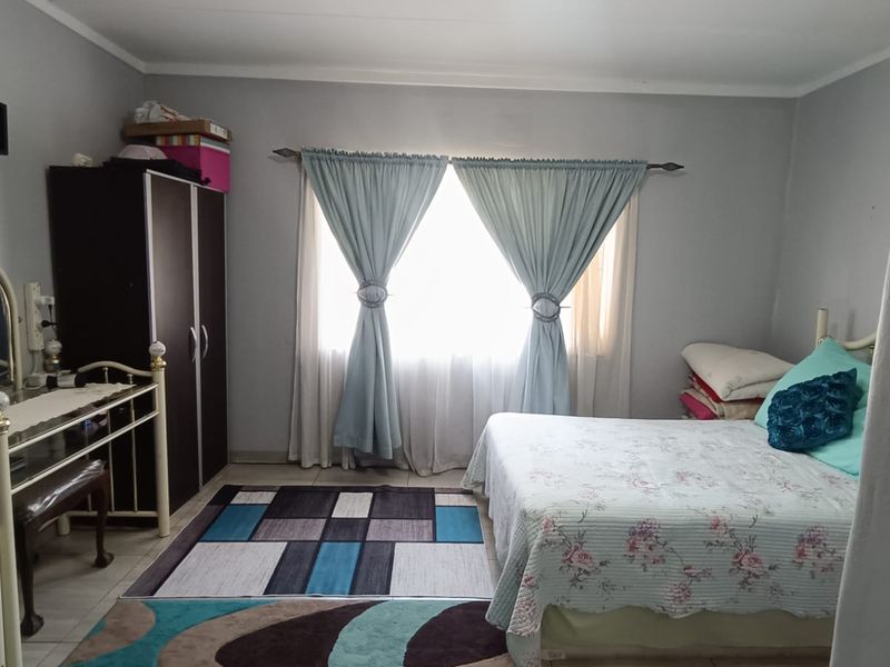 Charming 3 Bedroom Family Home in a Convenient Location - Photo 10