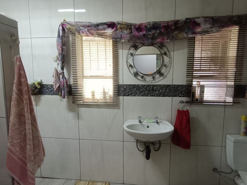 Charming 3 Bedroom Family Home in a Convenient Location - Photo 9