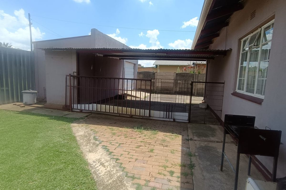 Charming 3 Bedroom Family Home in a Convenient Location - Photo 3