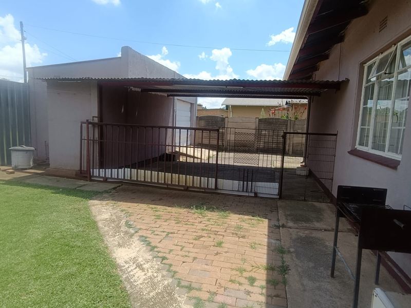 Charming 3 Bedroom Family Home in a Convenient Location - Photo 3