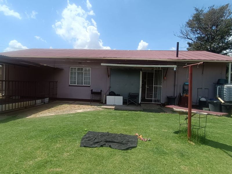 Charming 3 Bedroom Family Home in a Convenient Location - Photo 8