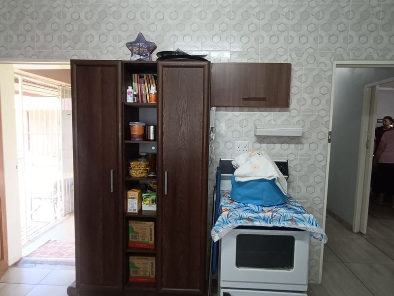 Charming 3 Bedroom Family Home in a Convenient Location - Photo 6