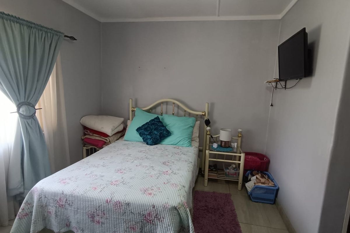 Charming 3 Bedroom Family Home in a Convenient Location - Photo 4