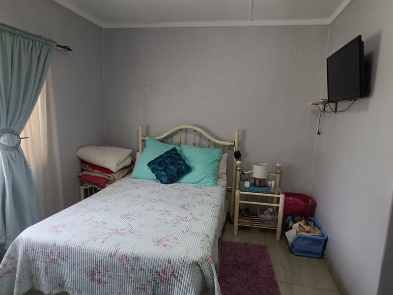 Charming 3 Bedroom Family Home in a Convenient Location - Photo 4