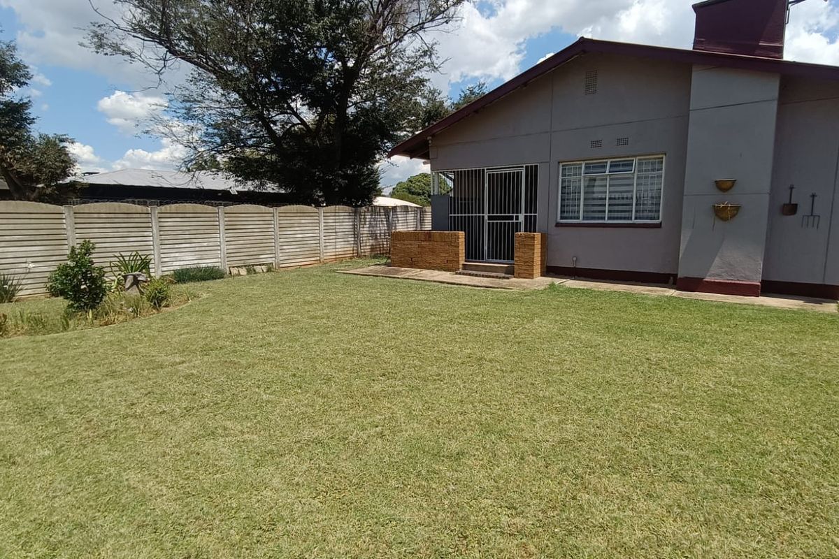 Charming 3 Bedroom Family Home in a Convenient Location - Photo 5