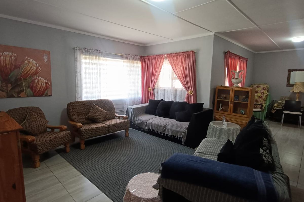 Charming 3 Bedroom Family Home in a Convenient Location - Photo 2