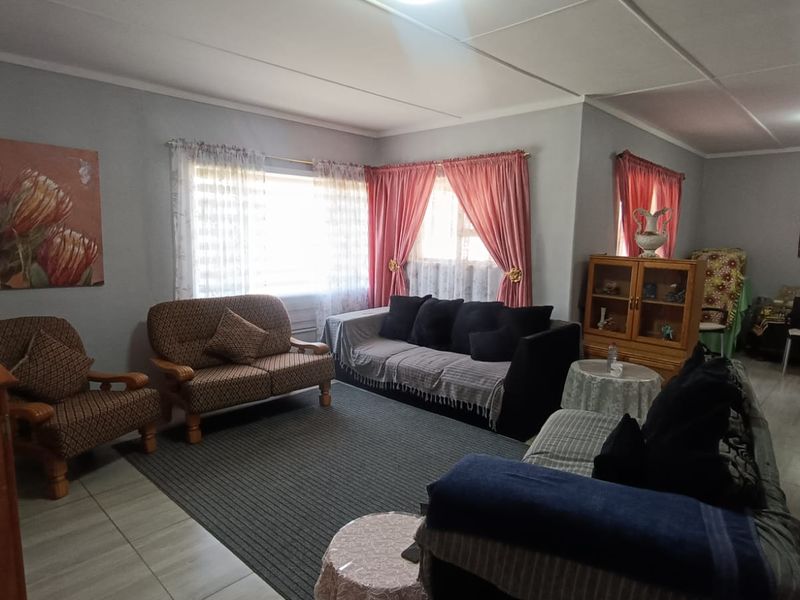 Charming 3 Bedroom Family Home in a Convenient Location - Photo 2