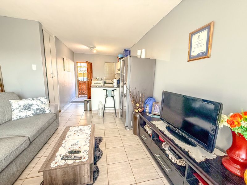 Immaculate 2-bedroom unit situated in the highly sought-after Mack Park Complex - Photo 6