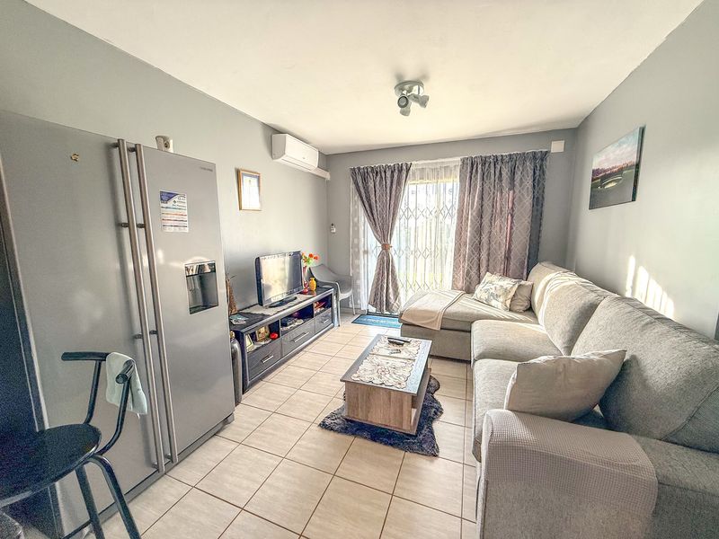 Immaculate 2-bedroom unit situated in the highly sought-after Mack Park Complex - Photo 4