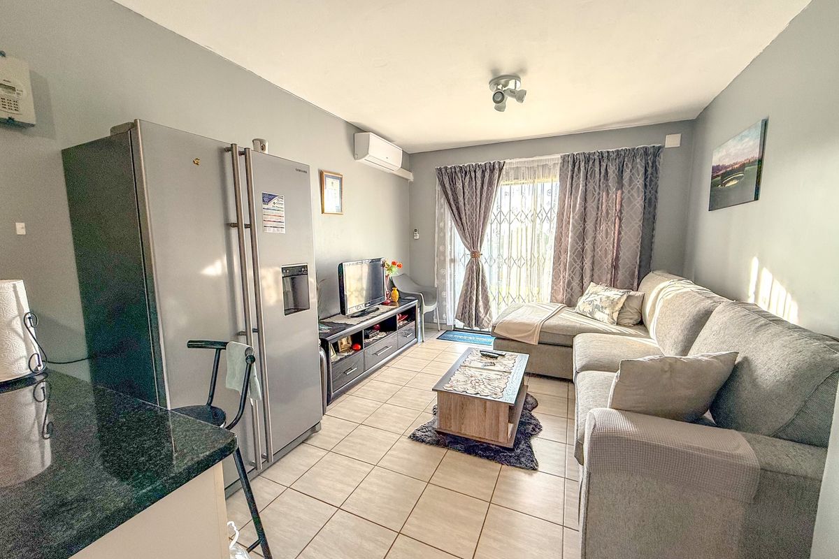 Immaculate 2-bedroom unit situated in the highly sought-after Mack Park Complex - Photo 2