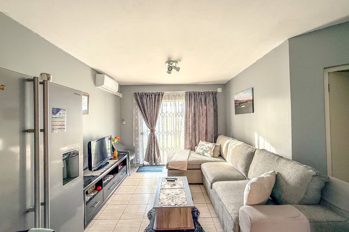 Immaculate 2-bedroom unit situated in the highly sought-after Mack Park Complex - Photo 3