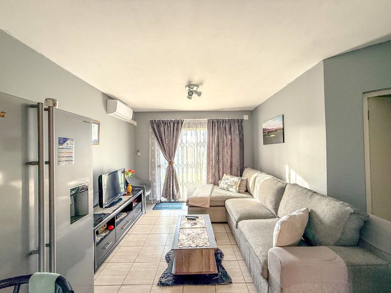 Immaculate 2-bedroom unit situated in the highly sought-after Mack Park Complex - Photo 3