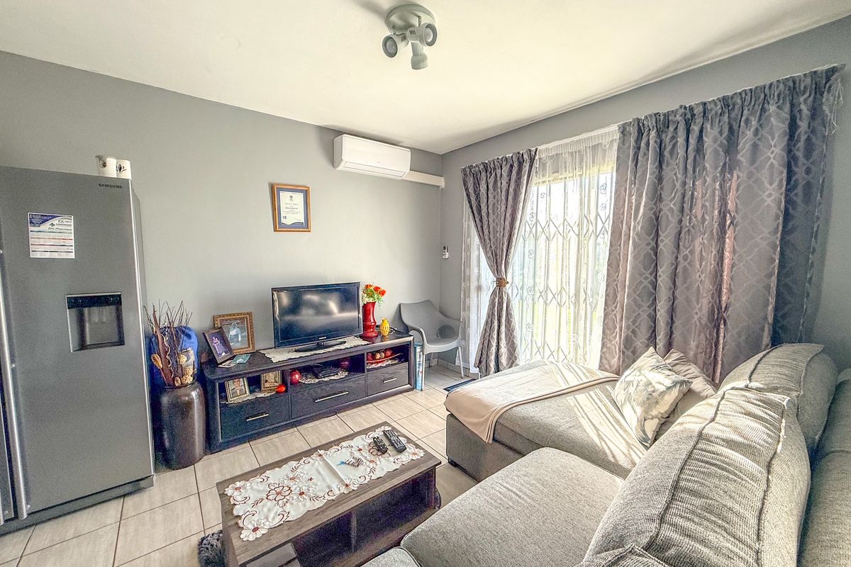 Immaculate 2-bedroom unit situated in the highly sought-after Mack Park Complex - Photo 5