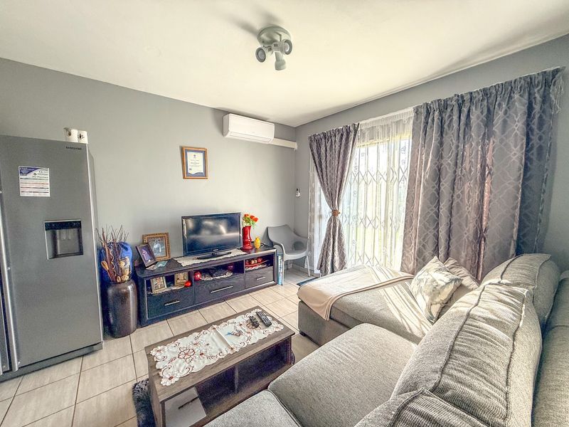 Immaculate 2-bedroom unit situated in the highly sought-after Mack Park Complex - Photo 5