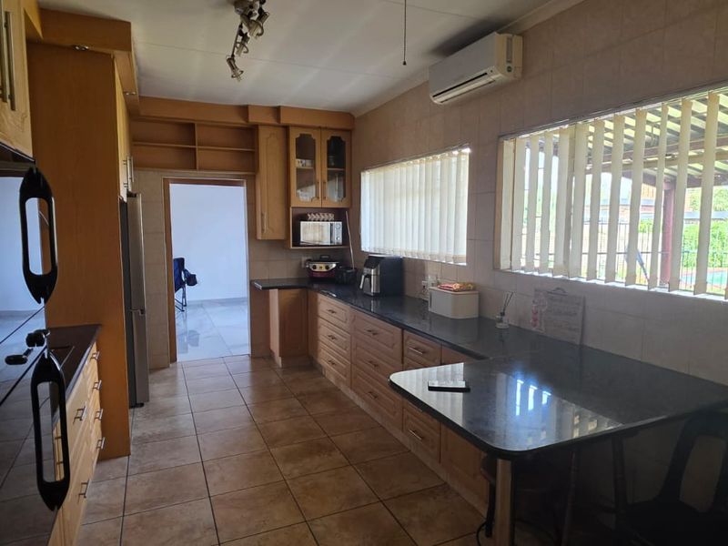 SE 2 Gem With An Unbelievable Garden Magnificent Features that you will have to View - Photo 9