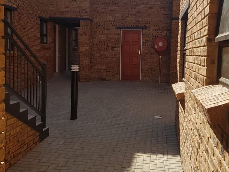 Well-Maintained Two-Bedroom Apartment in Witfield - Photo 3