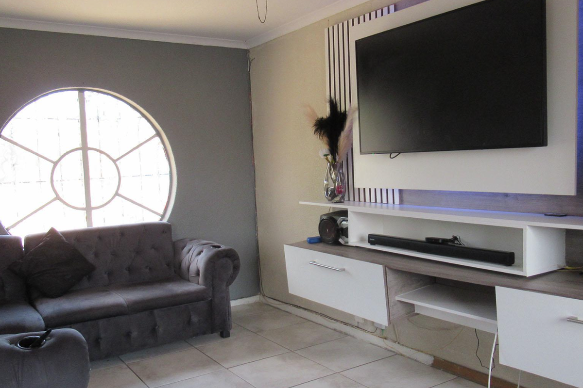 3 Bedroom, 2 Bathroom for sale in Elandspark - Photo 3