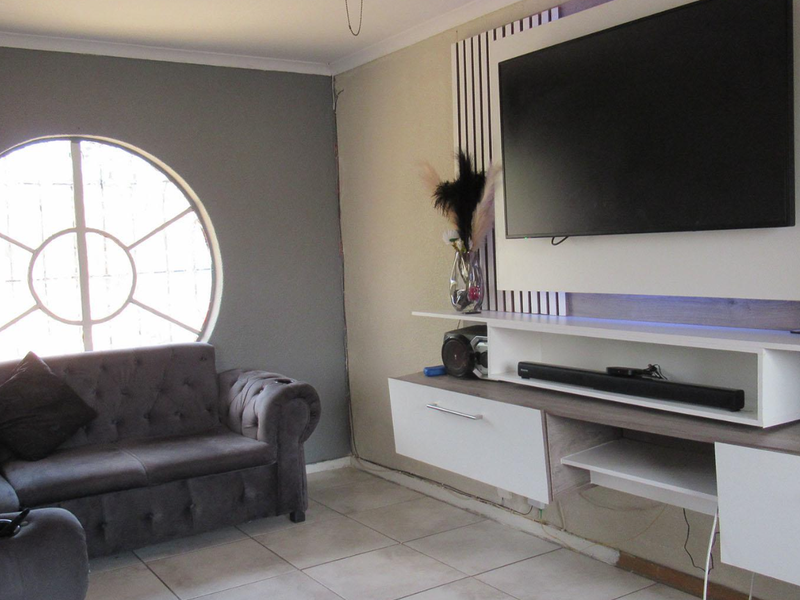 3 Bedroom, 2 Bathroom for sale in Elandspark - Photo 3