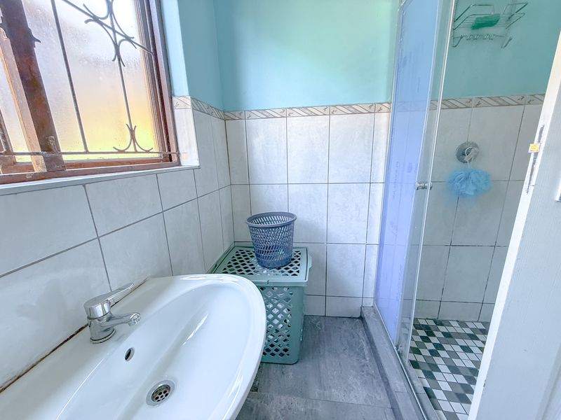 Spacious, Modern 3 Bedroom House for Sale - Photo 9