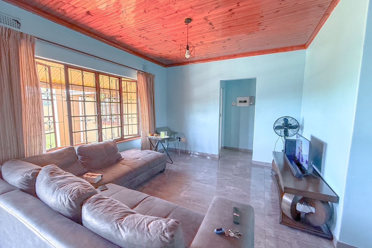 Spacious, Modern 3 Bedroom House for Sale - Photo 4