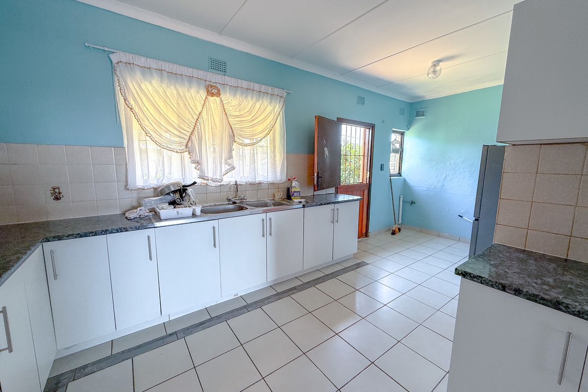 Spacious, Modern 3 Bedroom House for Sale - Photo 3