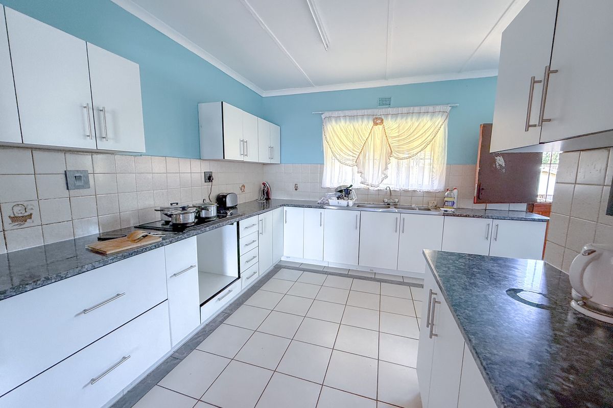 Spacious, Modern 3 Bedroom House for Sale - Photo 2