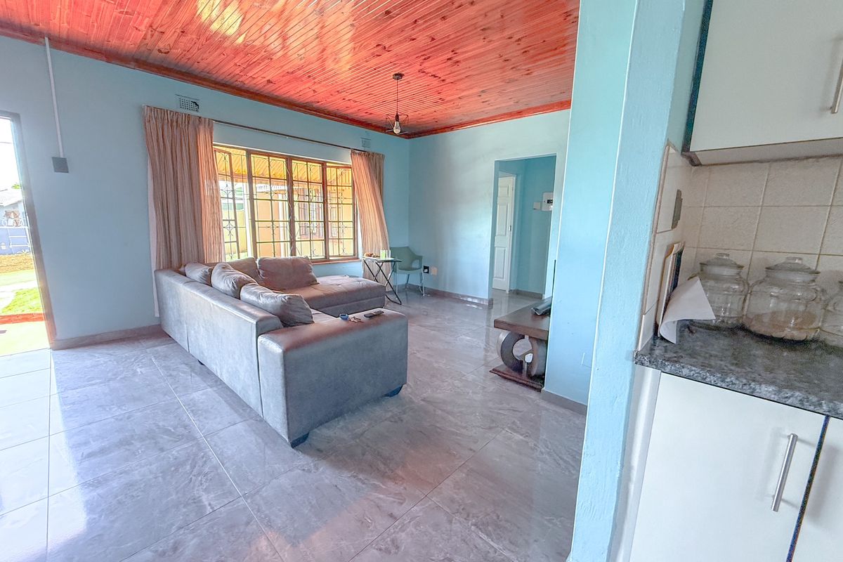 Spacious, Modern 3 Bedroom House for Sale - Photo 5