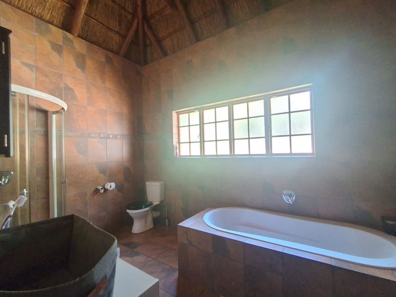 Immaculate 2 Bedroom home with Potential to be a 6 Bedroom Family Home. Well Kept and Move in Ready. - Photo 9