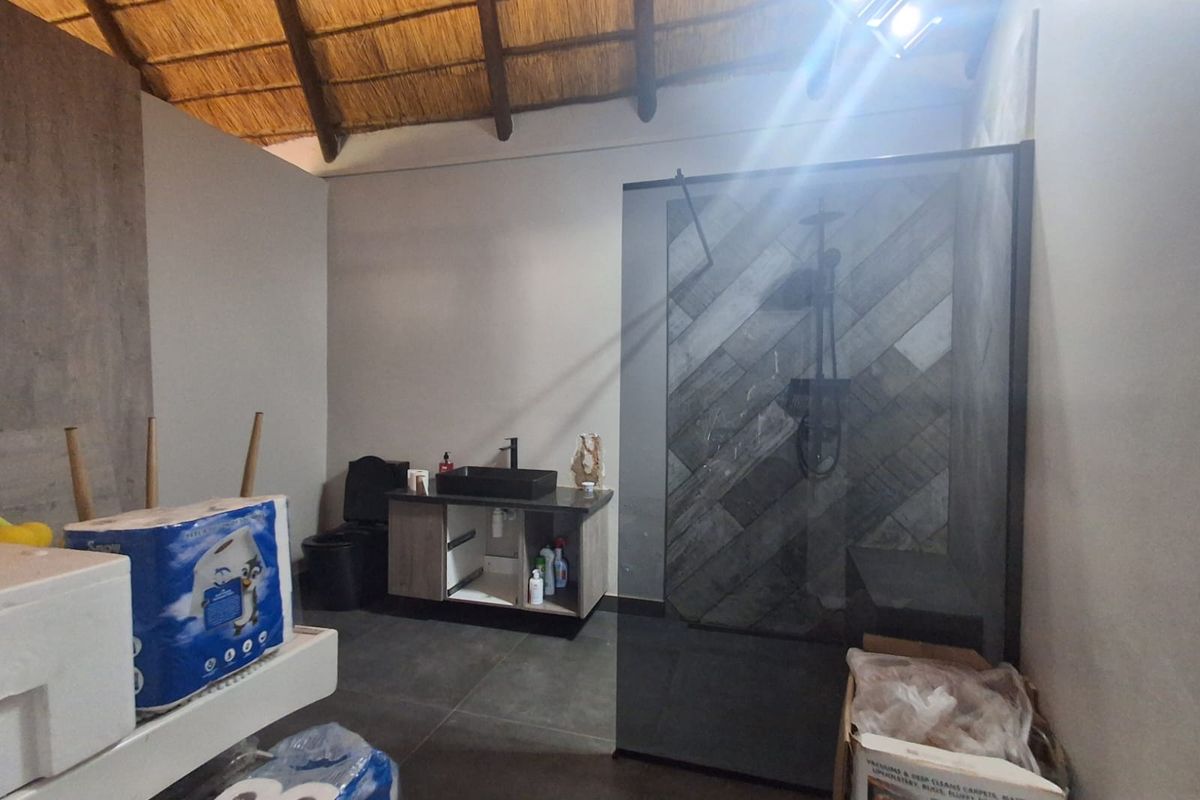 Immaculate 2 Bedroom home with Potential to be a 6 Bedroom Family Home. Well Kept and Move in Ready. - Photo 5