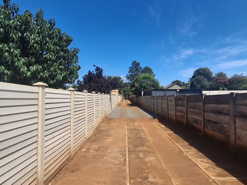 Immaculate 2 Bedroom home with Potential to be a 6 Bedroom Family Home. Well Kept and Move in Ready. - Photo 4