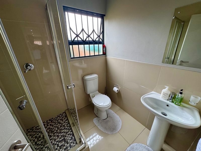 Beautiful 3 Bedroom, 3 Bathroom Home To Rent in Clearwater - Photo 8