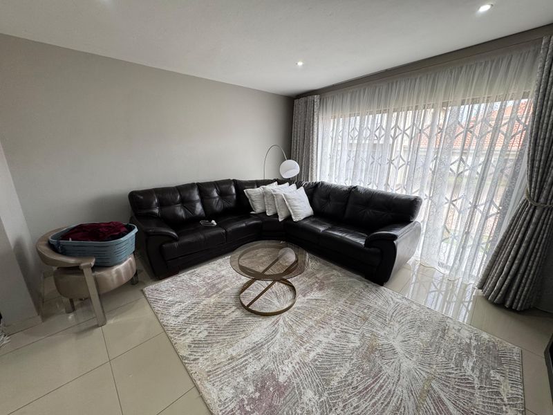 Beautiful 3 Bedroom, 3 Bathroom Home To Rent in Clearwater - Photo 5