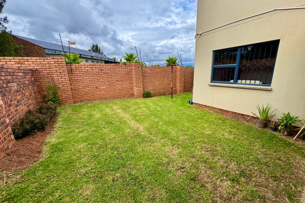 Beautiful 3 Bedroom, 3 Bathroom Home To Rent in Clearwater - Photo 4