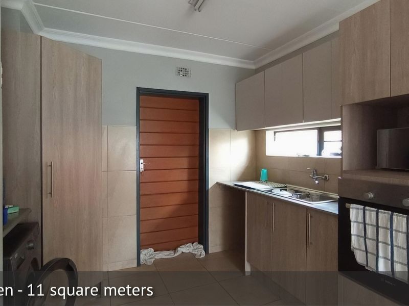 Architectural Elegance Meets Modern Luxury in Zambezi Manor - Photo 6