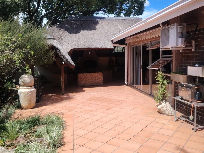 Open Plan Design With A Huge Yard Space In SE 1 Up For Grabs - Photo 10