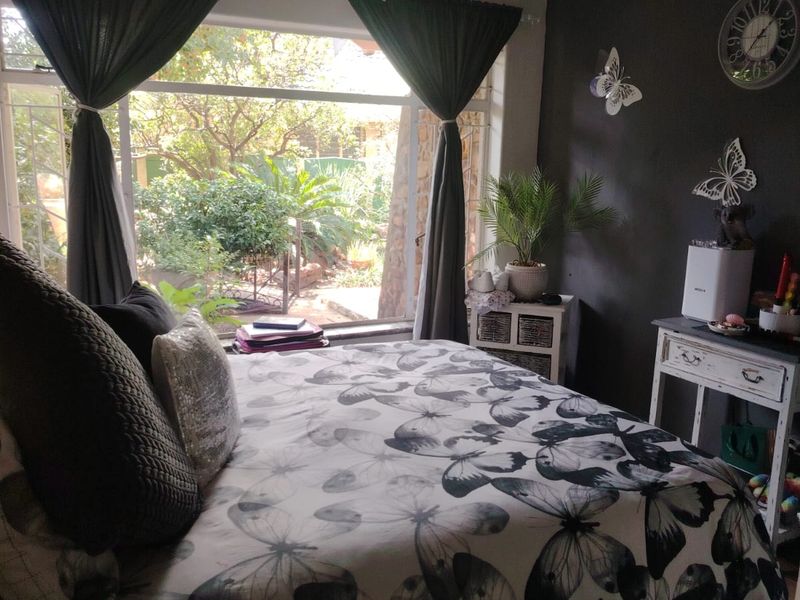 Open Plan Design With A Huge Yard Space In SE 1 Up For Grabs - Photo 8