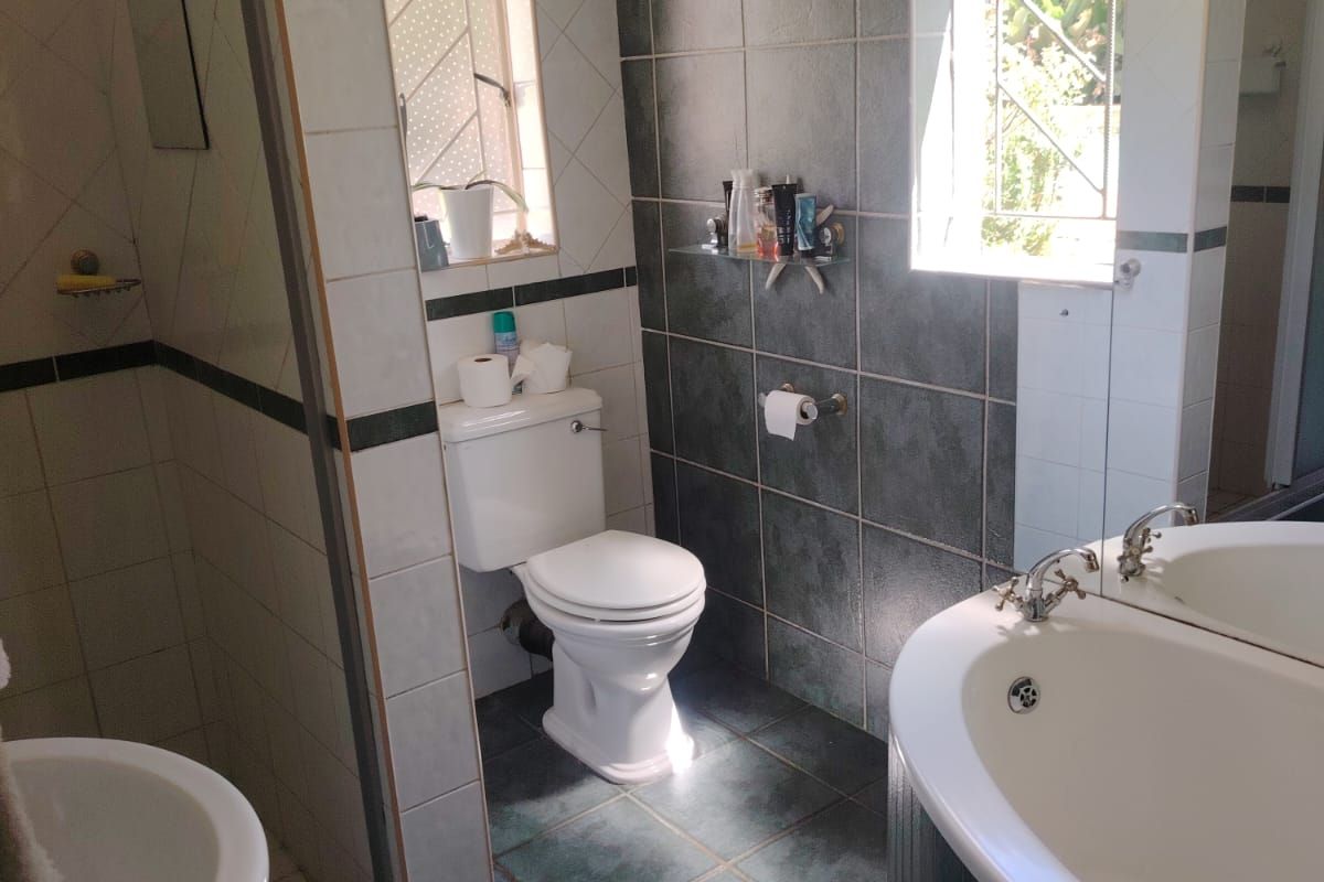Open Plan Design With A Huge Yard Space In SE 1 Up For Grabs - Photo 4