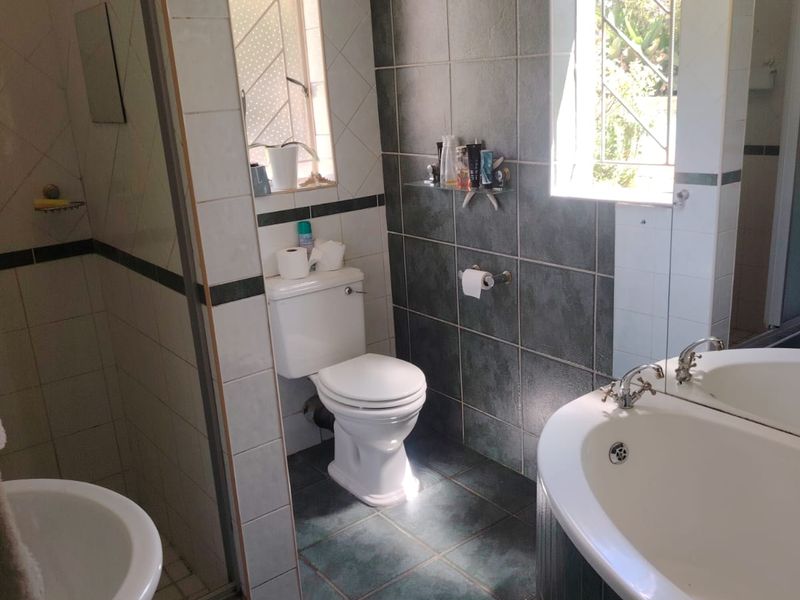 Open Plan Design With A Huge Yard Space In SE 1 Up For Grabs - Photo 4