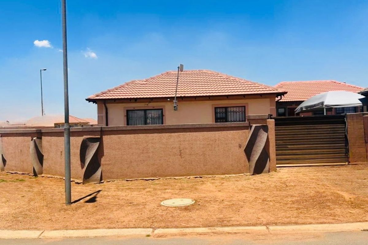 This 2 bedroom, 1 bathroom home offers a simple and practical layout. - Photo 5