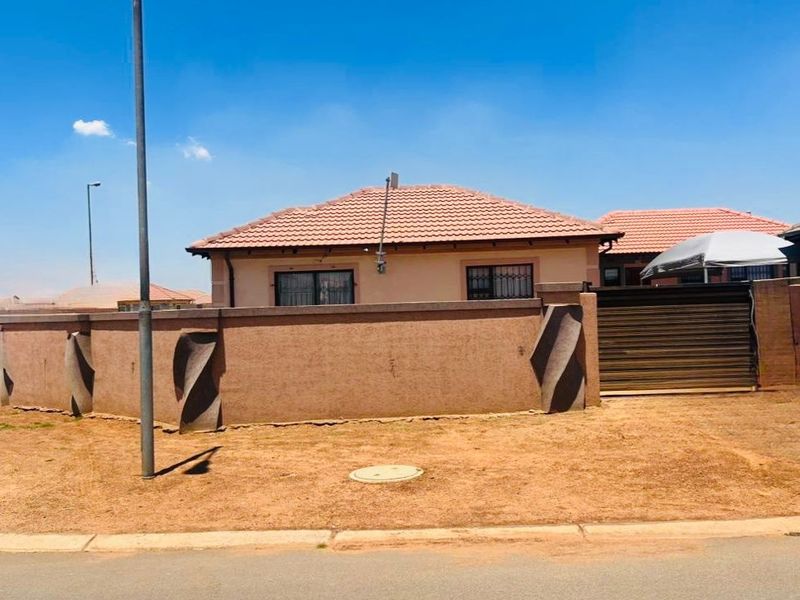 This 2 bedroom, 1 bathroom home offers a simple and practical layout. - Photo 5