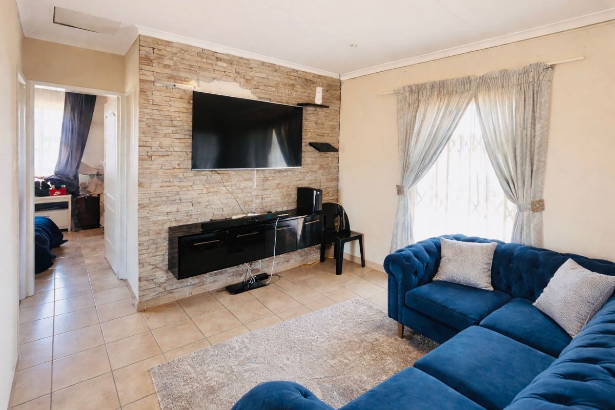 This 2 bedroom, 1 bathroom home offers a simple and practical layout. - Photo 2