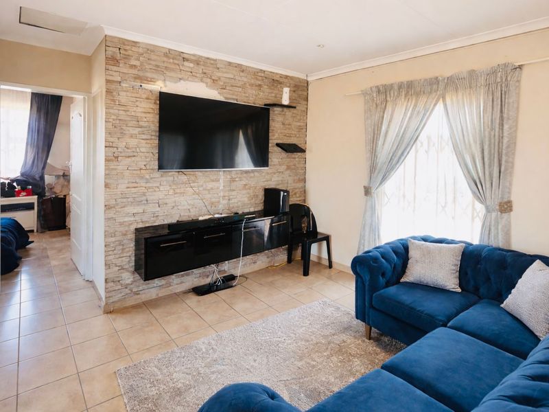 This 2 bedroom, 1 bathroom home offers a simple and practical layout. - Photo 2