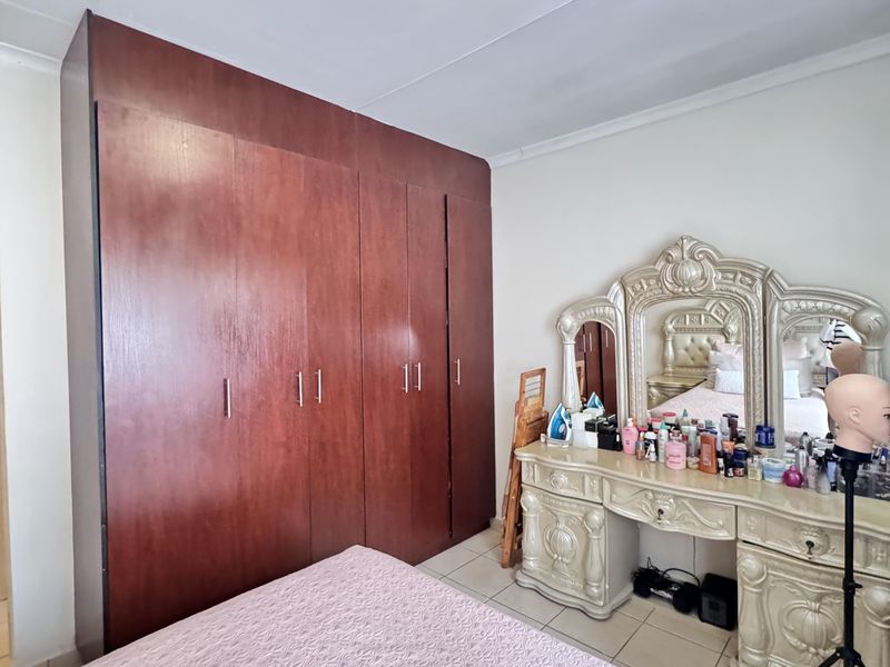 Modern 2-Bedroom Flat in Secure Gated Complex – Move-In Ready! - Photo 9