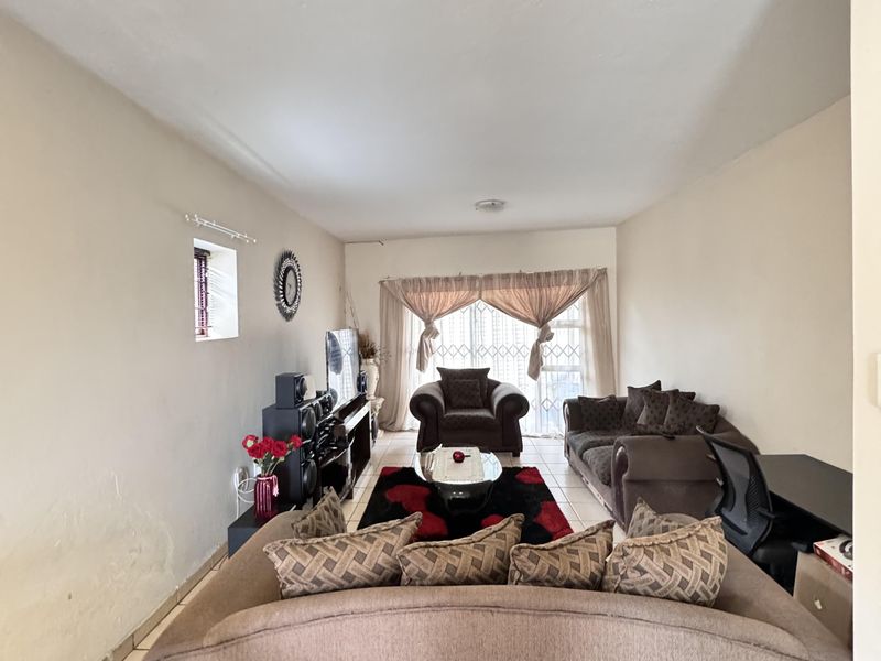 Modern 2-Bedroom Flat in Secure Gated Complex – Move-In Ready! - Photo 7