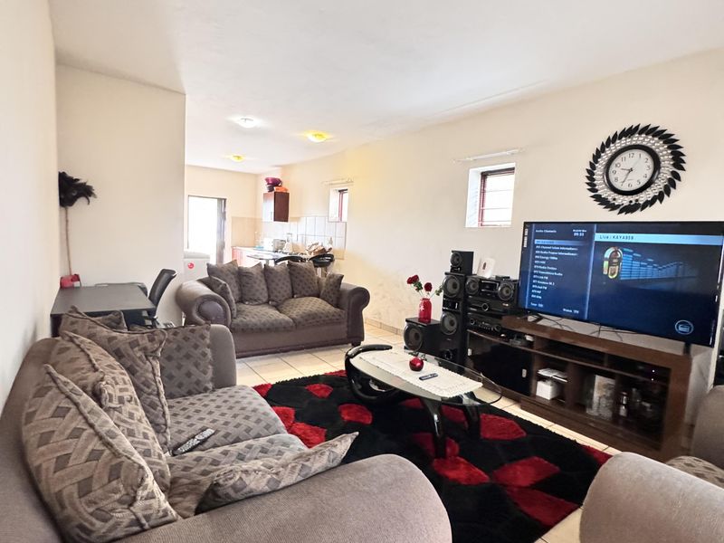 Modern 2-Bedroom Flat in Secure Gated Complex – Move-In Ready! - Photo 6