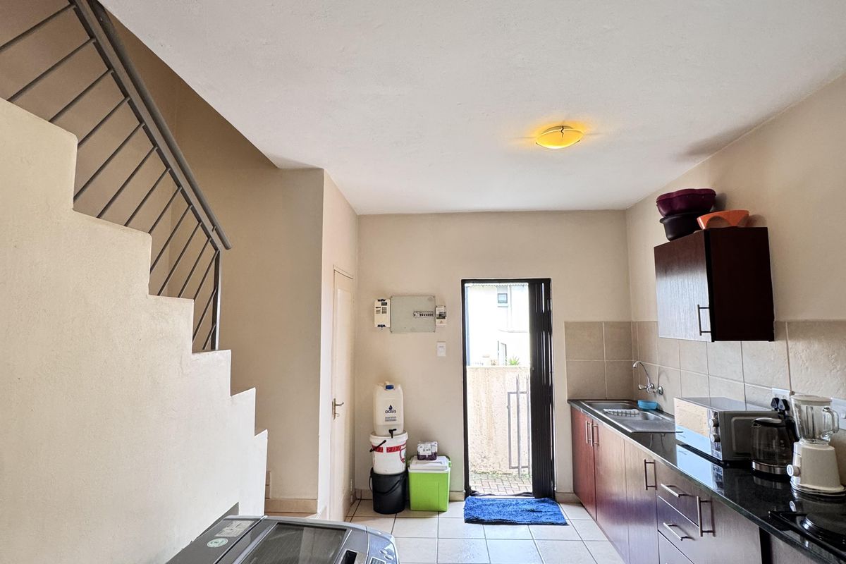 Modern 2-Bedroom Flat in Secure Gated Complex – Move-In Ready! - Photo 4