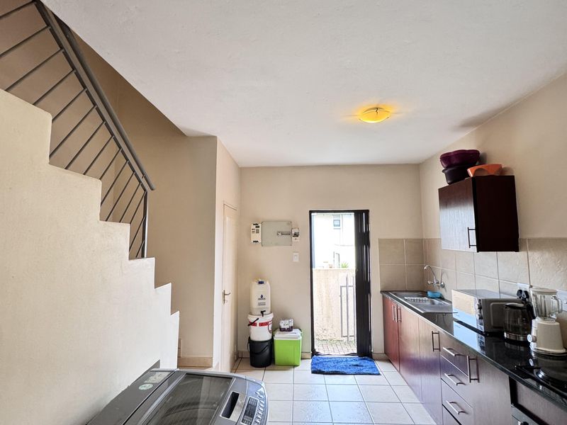 Modern 2-Bedroom Flat in Secure Gated Complex – Move-In Ready! - Photo 4