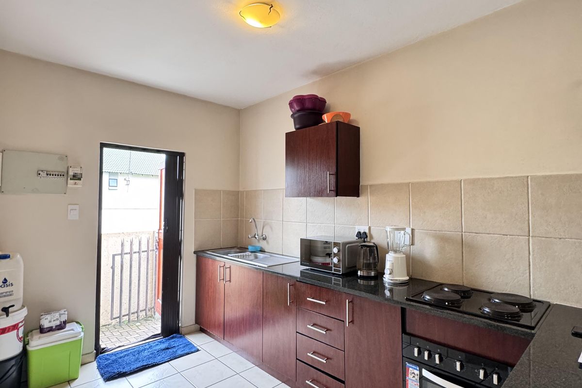 Modern 2-Bedroom Flat in Secure Gated Complex – Move-In Ready! - Photo 3