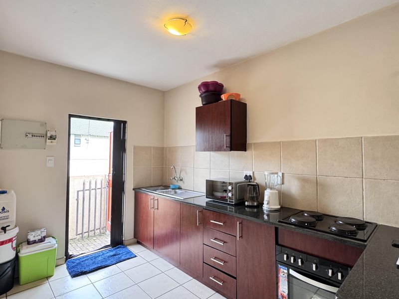 Modern 2-Bedroom Flat in Secure Gated Complex – Move-In Ready! - Photo 3